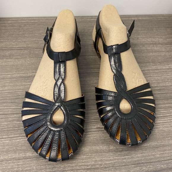 BareTraps Strappy Leather Flat Sandal - Picture 3 of 8